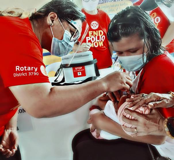 Campanha de vacinação contra a paralisia infantil do Rotary Club de Metro San Fernando, nas Filipinas.