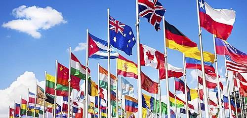 Bandeiras em mastros. (Bandeira Nacional - Wikipedia)