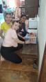 Jovens posam junto a produtos agrícolas coletados por elas