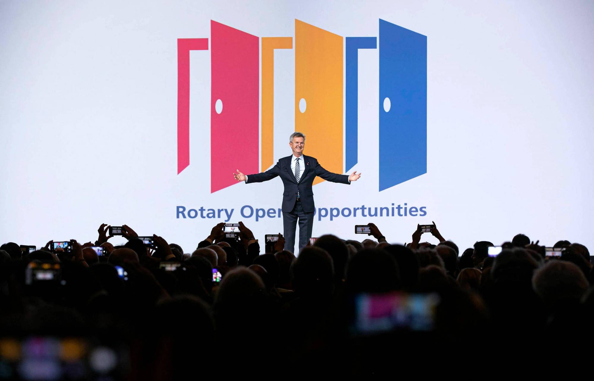 O presidente do RI 2020-21, Holger Knaack, anuncia seu tema