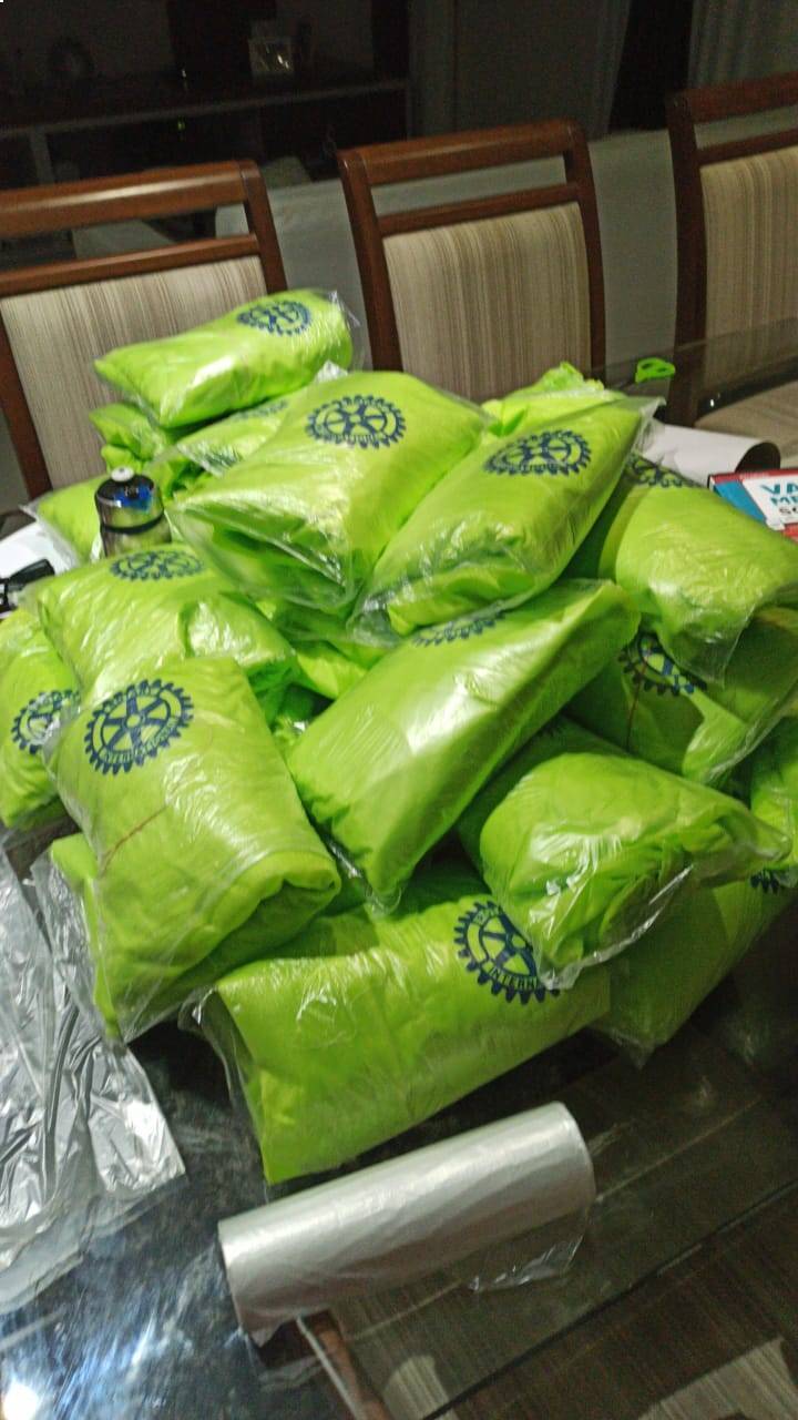 Kits de EPI (roupa de proteção para os profissionais de saúde) confeccionados e distribuídos pelo Rotary Club de Ubá Ary Barroso