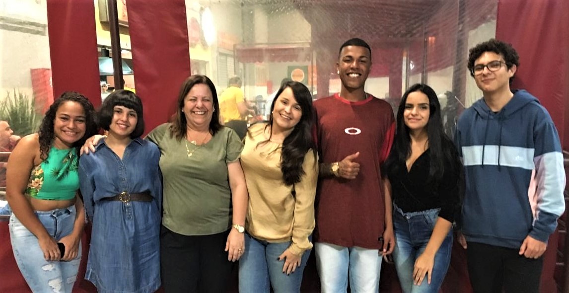 Ingrid Kaylaine de Souza Costa - 9º ano do Ensino Fundamental, Fernanda Luiza Bisi - 6º ano do Ensino Fundamental, Luzimar Furtado Lucena - Supervisora Pedagógica; Juliane Rocha Lara - vice-diretora; Caio Victor Silva de Paula - 3º ano do Ensino Médio, Bárbara Tábata Carvalho Tirapini -1º ano do Ensino Médio e João Antônio Vieira Santos - 2º ano do Ensino Médio.