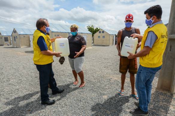 Rotarianos entregam água sanitária em abrigo